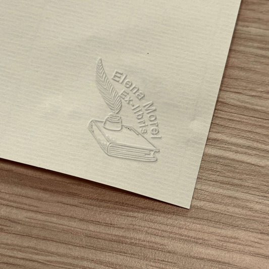 Ex libris pluma y libro