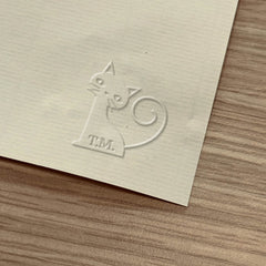 Sello en seco gato iniciales