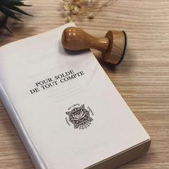 Sello ex libris ojo en una rosa