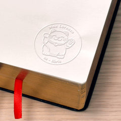 Sello en seco ex libris gato de la suerte