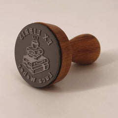 Sello ex libris pila de libros y café