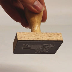 Sello ex libris mujer llevando libros
