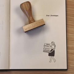 Sello ex libris mujer llevando libros