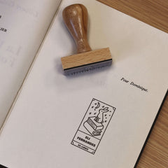 Sello ex libris conejo sobre libro