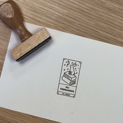 Sello ex libris conejo sobre libro