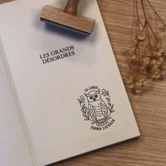Sello ex libris búho entre plantas