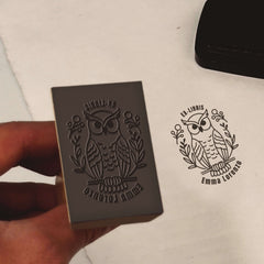 Sello ex libris búho entre plantas