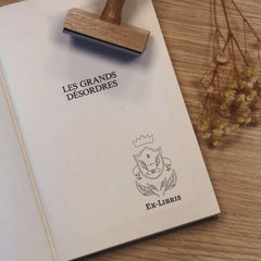 Sello en seco ex libris blasón renovado
