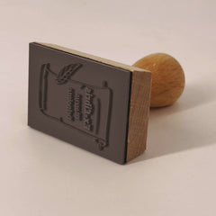Sello ex libris pluma y pergamino