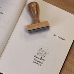 Sello ex libris gato sobre libros