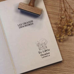 Sello ex libris gato sobre libros