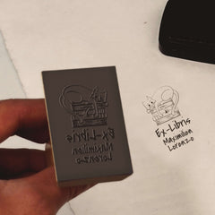 Sello ex libris gato sobre libros