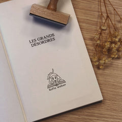Sello ex libris perro sobre libro
