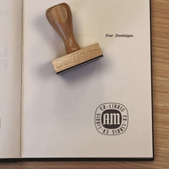 Sello ex libris iniciales góticas