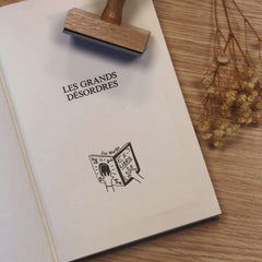 Sello ex libris manos sosteniendo un libro