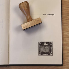 Sello ex libris libro blanco sobre negro