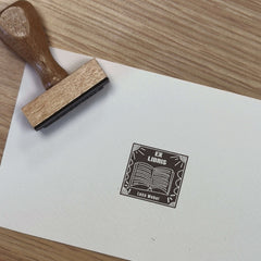 Sello ex libris libro blanco sobre negro