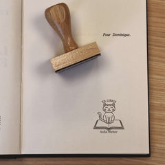 Sello ex libris gato sobre libro
