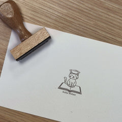 Sello ex libris gato sobre libro