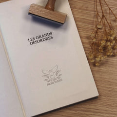 Sello ex libris búho que alza el vuelo